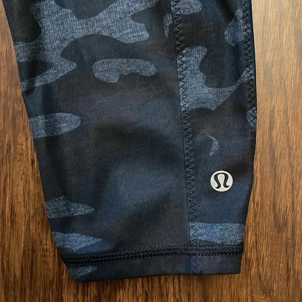 Lululemon Camo Leggings - Clip-in Crop - Alberta Lake Navy Blue - sz 4
